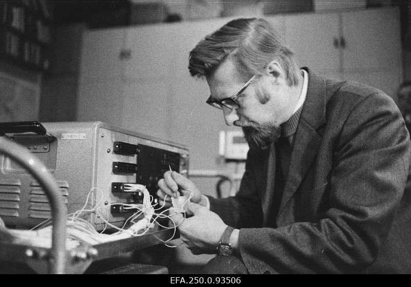 Arvo Eek töötamas elektropalatograafiga.