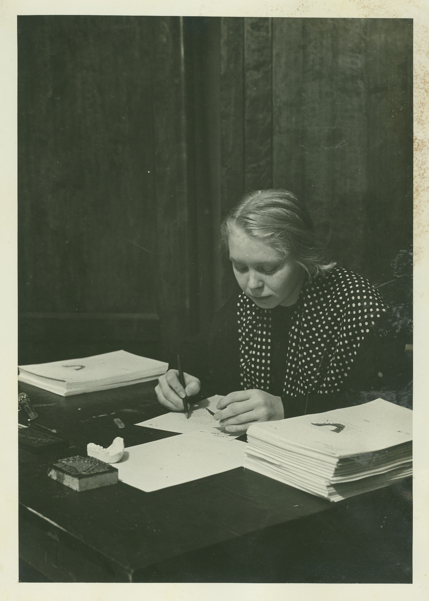 Staatiline palatograafia kunstsuulae ja magneesiumipulbriga. Fotod L. Kutseri seminaritööst. TÜ EMSA S01274.