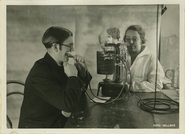 Kümograafiga salvestamine. Foto H. Justi 1937. a. seminaritööst. TÜ EMSA S0179.